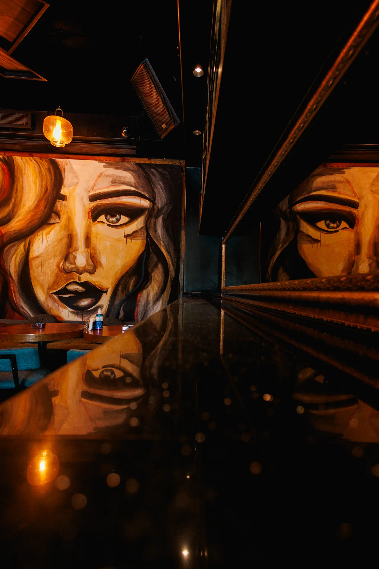 Analogue Resto Pub - Social Media
